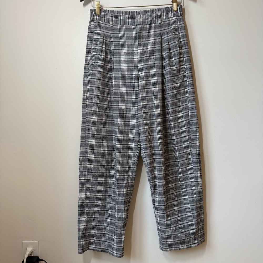 Urban Outfitters plaid check pants pleats pockets seersucker black white trouser